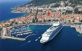 **** VERY CENTRAL Ajaccio 36 rue Fesch, cosy flat in city center pedestrian street, up to 4 people ****